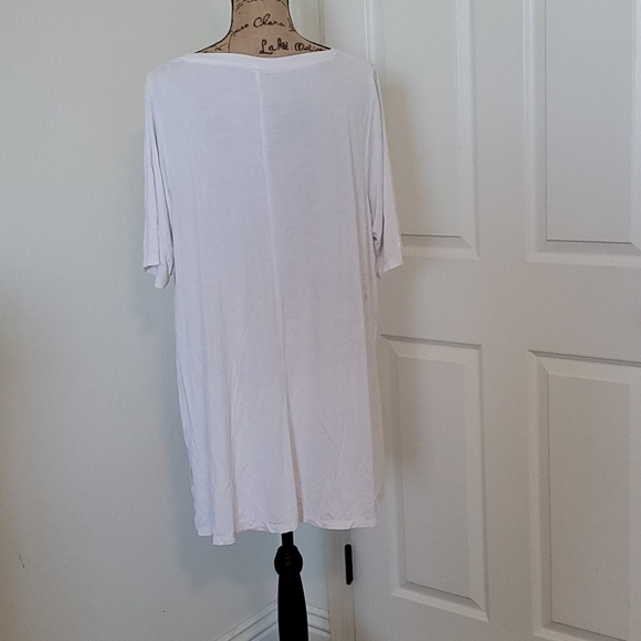 T-Shirt - Picture 2 of 3